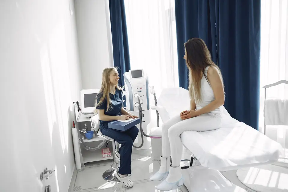 Illustration d’une consultation de restauration capillaire et d’un examen du cuir chevelu chez une femme, dans une clinique moderne.