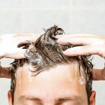 Quelle est la fréquence normale de perte de cheveux sous la douche ?